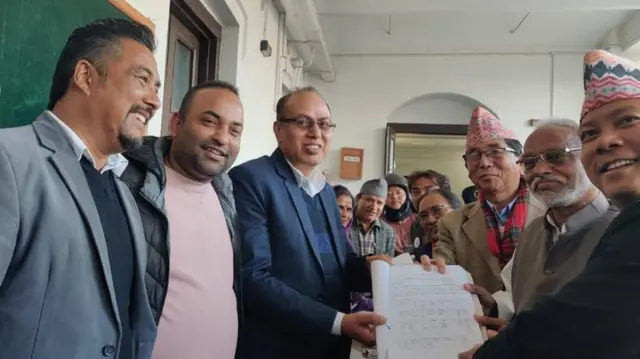 निर्वाचन आयोगमा संयुक्त चुनाव चिह्न लिएपछि दलहरू