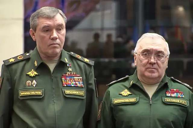 Двое немолодых мужчин в военной форме с генеральскими погонами молча стоят друг рядом с другом
