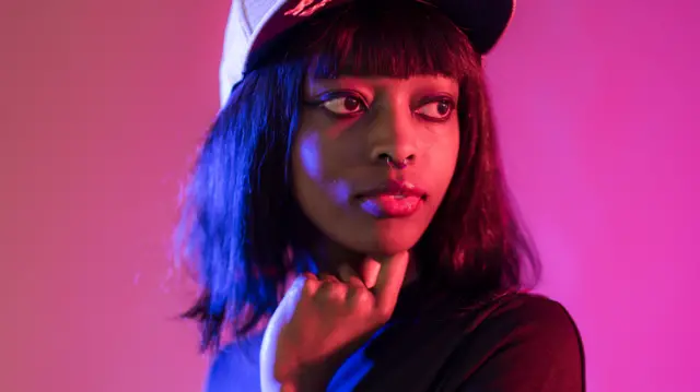 Sylvia Gathoni, alias QueenArrow, est l'une des rares athlètes professionnelles d'e-sport à temps plein au Kenya.