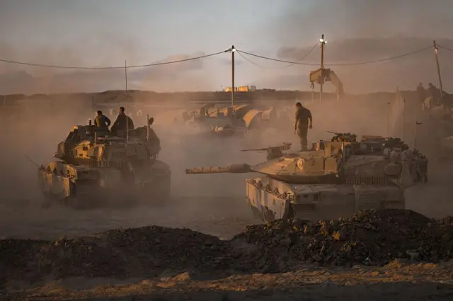 Tropas y tanques israelíes en medio de una polvareda en Gaza. 