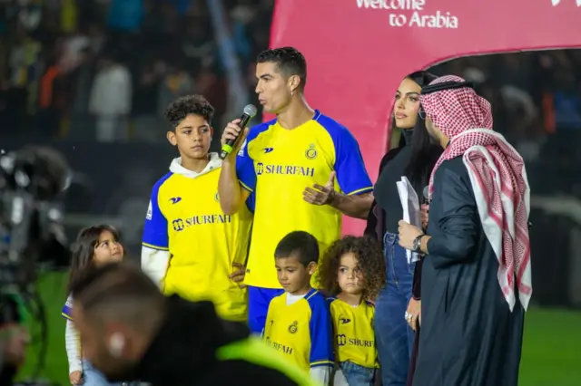 Cristiano Ronaldo com a esposa e os filhos durante sua apresentação ao clube da Arábia Saudita