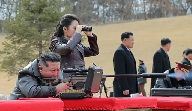 Prezida Kim ariko arashisha inkoho umukobwa wiwe ari iruhande arebesha jumelles/binoculars