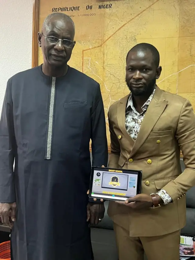 Mohamed Souare et un directeur d'école