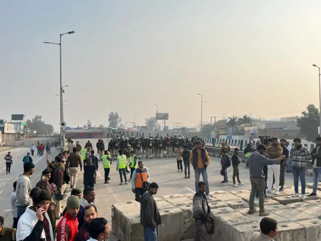 हरियाणा दिल्ली के बीच सिंघु बॉर्डर पर सख़्त बैरिकेडिंग की गई है और भारी संख्या में पुलिस फ़ोर्स तैनात है.