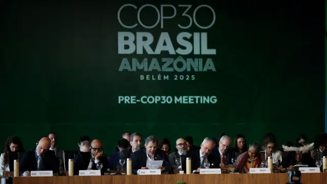 O Ministro da Fazenda, Fernando Haddad, conversa ao lado de Simon Stiell, Secretário Executivo da Convenção-Quadro das Nações Unidas sobre Mudança do Clima (UNFCCC), e do Presidente da COP30 do Brasil, André Correa do Lago, durante a reunião preparatória ministerial para a COP30.