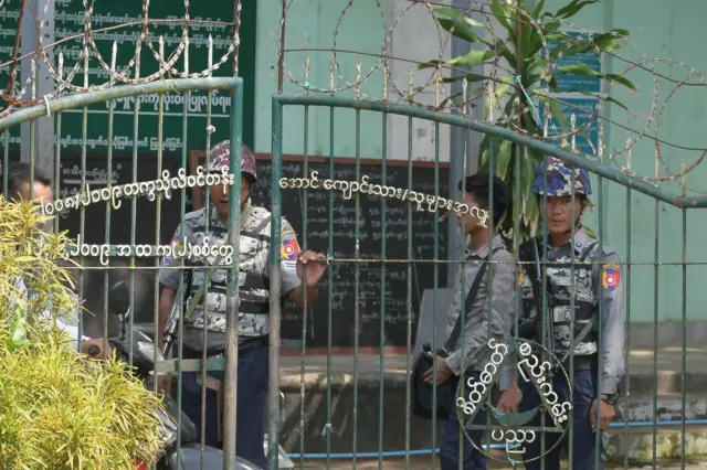 “၃၈ဖြာ မင်္ဂလာသင်ရင်တောင် လူမိုက်ဆိုတာ ဘယ်သူလို့မပြောရတော့ဘူး။ နက်နက်ရှိုင်းရှိုင်းရှင်းပြ ဆွေးနွေးတာမျိုးတွေကို မလုပ်ဖို့အထိပြောတာ၊ ကဗျာရရင်ပြီးရော၊ အဓိပ္ပာယ်သိဖို့မလိုဖူးလို့ကိုပြောတာ”