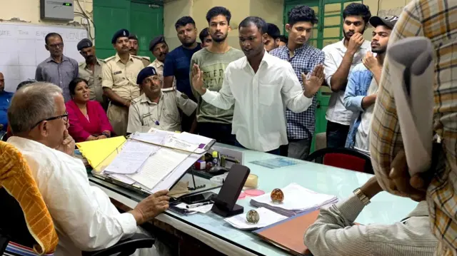 हॉस्टल के लिए पटना कॉलेज प्रशासन का घेराव करते छात्र.