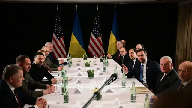 Le vice-président américain JD Vance (3e à droite), le secrétaire d'État américain Marco Rubio (4e à droite) et le président ukrainien Volodymyr Zelensky (3e à gauche) se rencontrent en marge de la 61e Conférence sur la sécurité de Munich (CSM) à Munich, dans le sud de l'Allemagne, le 14 février 2025.