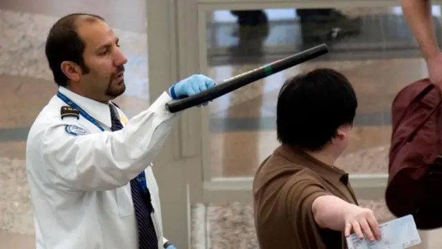 میٹل ڈیٹیکٹرز سے سکریننگ