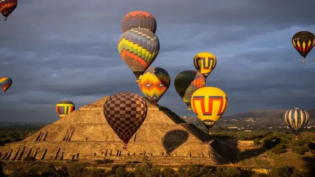 إقلاع المناطيد في الصباح الباكر قرب أهرامات تيوتيكان بالمكسيك