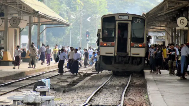 ရန်ကုန်ဘူတာကြီး ပလက်ဖောင်း အမှတ် ၅ နဲ့ ၆ မှာ ရထားတစ်စီးပေါ်ကနေ ဆင်းနေတဲ့ ခရီးသည်တွေကို မြင်တွေ့ရ