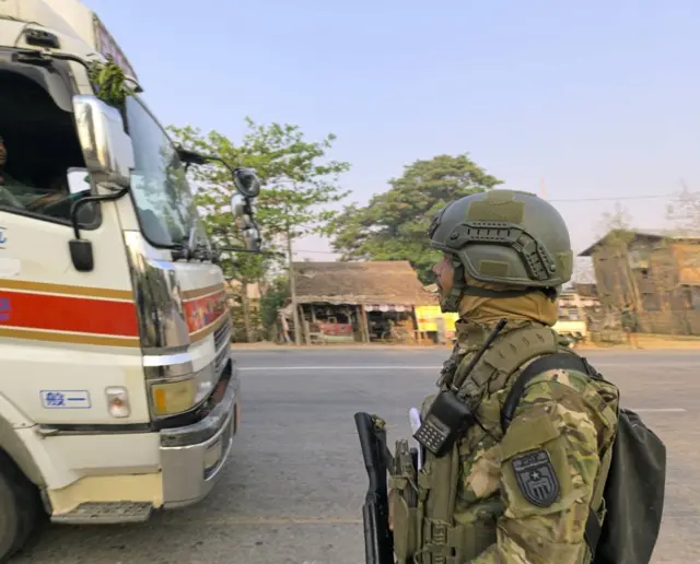 ရန်ကုန်-မန္တလေးလမ်းပေါ်က PDF တပ်ဖွဲ့ဝင်တစ်ဦး