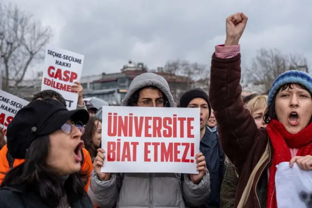 Üniversiteliler biat etmez yazılı bir pankart.