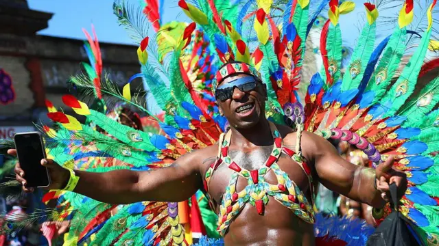 Мужчина в карнавальном костюме