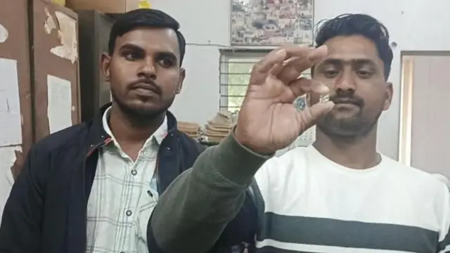 சஜித் முகமது (இடது) மற்றும் சதீஷ் காதிக்.