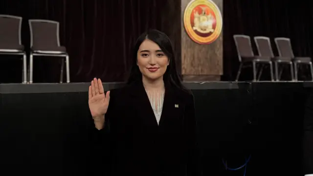 شکیلا محمدی ایستاده و آماده ادای سوگند وکالت در نیویارک است. 