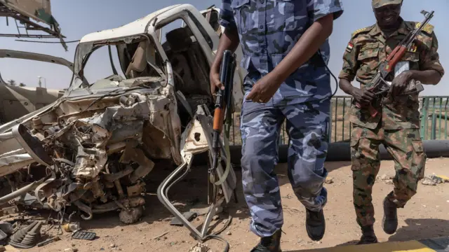 الخرطوم، السودان. 27 أبريل 2025. جنود من القوات المسلحة السودانية على جسر شمبات المعطل حالياً في الخرطوم، والذي يربط أم درمان بحي بحري في الخرطوم.