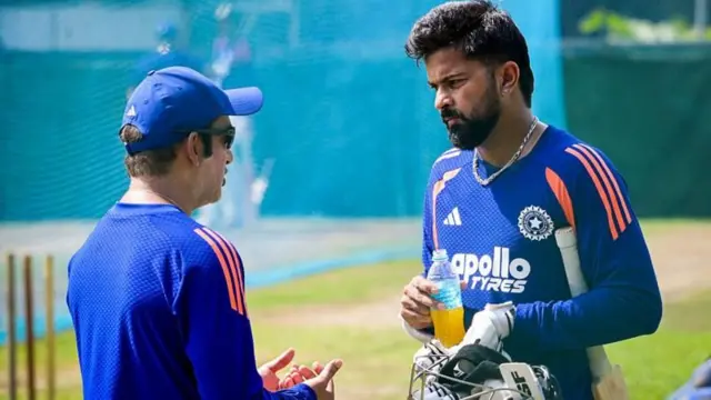 பயிற்சியின்போது பயிற்சியாளர் கவுதம் கம்பீருடன் ஆலோசனை மேற்கொள்ளும் சாரன்ஷ் ஜெயின்