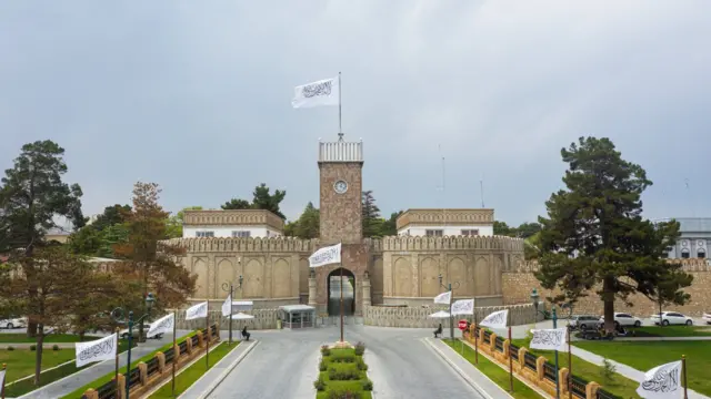 نمای ساختمانی از ارگ کابل، مقر رئیس‌الوزرای حکومت طالبان، با پرچم سفید رنگ طالبان