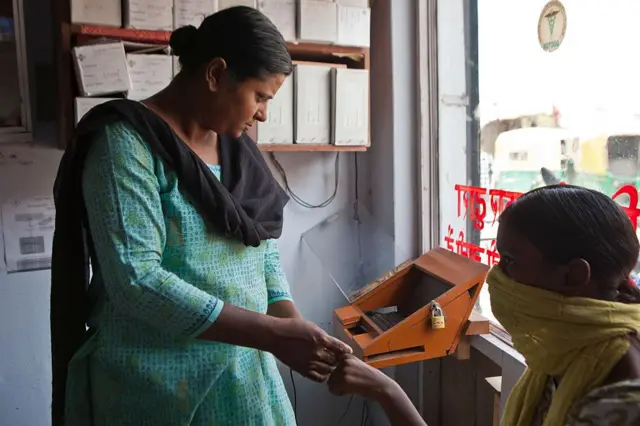 महिला रुग्णाची तपासणी करताना आशा वर्कर ( संग्रहित) 