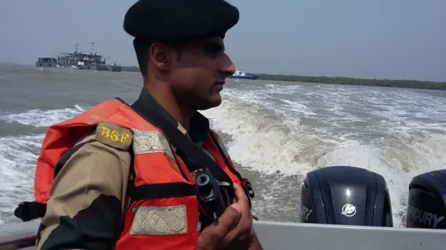স্পিড বোটে চেপে সুন্দরবনের নদী-সীমান্তে প্রহরারত বিএসএফ সদস্য