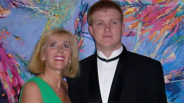 Shelley Sykes sourit en regardant la caméra. Elle se tient avec son fils, Rory Callum Sykes.
