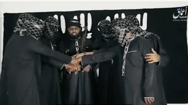 මරාගෙන මැරෙන ප්‍රහාරයක් දියත් කිරීම සඳහා ප්‍රහාරකයින් මොහොමඩ් සහරාන් ඉදිරියේ දිවුරුම් දුන් අවස්ථාව ලෙස නිකුත් කොට තිබෙන වීඩියෝවේ ඡායාරූපයක් 