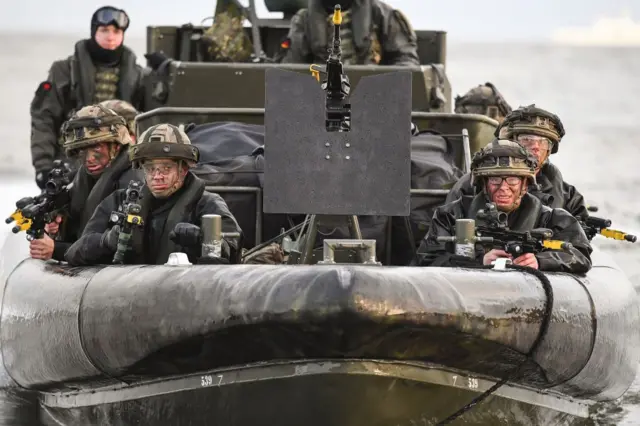 وصول مشاة البحرية الملكية إلى شاطئ أثناء مشاركتهم في تمرين عسكري