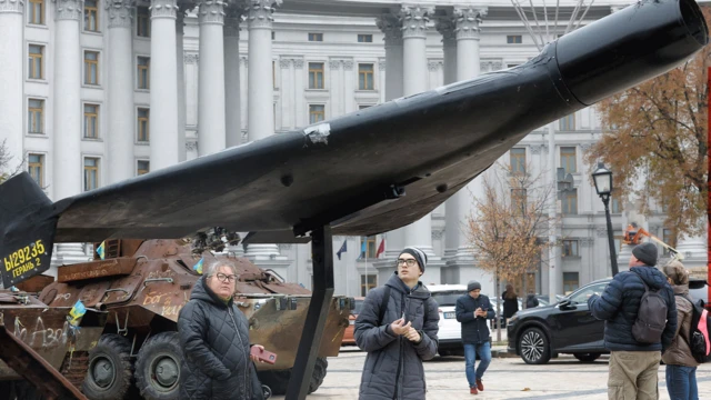 Geran-2'nin enkazına bakanlar