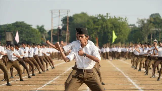 आरएसएस के सदस्य अभ्यास करते हुए