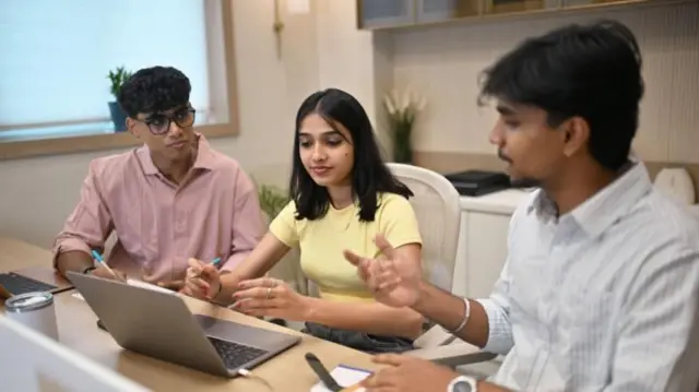 પહેલી નોકરી કેવી રીતે મેળવવી, એઆઈ દ્વારા સીવી કે રિઝ્યૂમ કેવી રીતે લખવો, નોકરી મેળવવાની ટિપ્સ, કૉમ્યુનિકેશન સ્કીલ્સ અને અનુભવ, બીબીસી ગુજરાતી