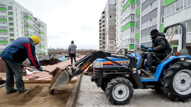 FOTO.  Мариуполь шаарында жаңы конуштун айланасын жакшыртуу иши жүрүүдө.