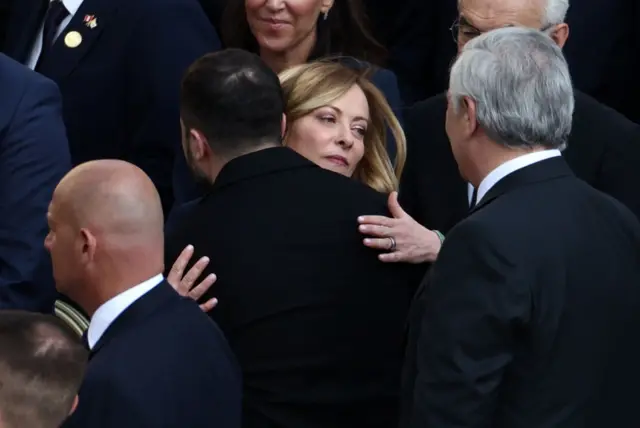 Đorđa Meloni grli ukrajinskog predsednika Zelenskog