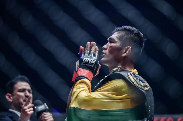 ၂၀၁၇ ခုနှစ်ကာလ မြန်မာ့မြေပေါ် မှာ ချန်ပီယံဖြစ်ပြီးနောက် ပွဲအတွင်းပရိသတ်ကို ဂါရဝပြုတဲ့ အောင်လအန်ဆန်