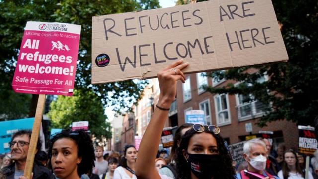 Des manifestants à Londres protestent contre le projet de loi du gouvernement sur l'expulsion des Rwandais.