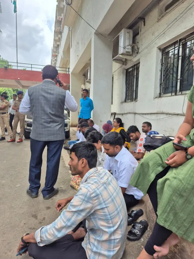 कोथरुड पोलिसांनी जातिवाचक शिवीगाळ करत मारहाण केल्याचा आरोप