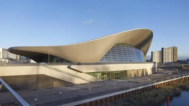 ንኦሎምፒክ ዲዛይን ዝገበረቶ፡ ውድድራት ማይ ከካየደሉ 'ለንደን ኣኳቲክስ ሴንተር'፡ ቅርጺ ማዕበል ማይ ዘለዎ ኰይኑ 50 ሜትሮ ጥልቀት ዘለዎ መሐምበሲ ዝሓዘ እዩ። 