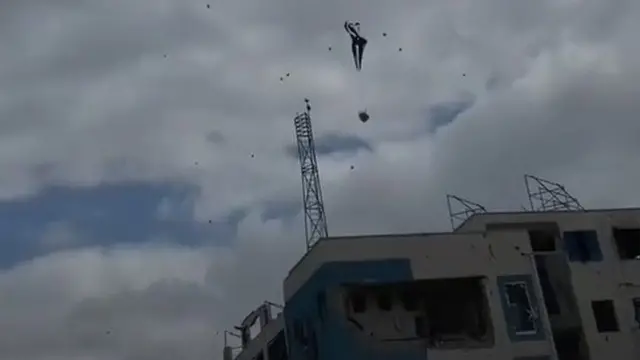 እርዳታ ከአየር ላይ ሲጣል