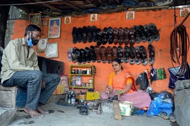 హైదరాబాద్‌లో చెప్పులు కుట్టే పనిలో ఒక మహిళ