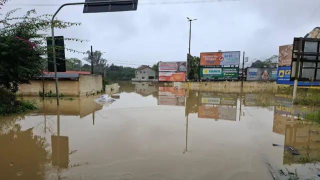 Muros e ruas parcialemente inundadas