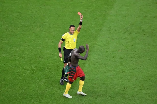 Венсан Абубакар Бразилияга гол киргизгенден кийин сары, андан соң кызыл карточка алды