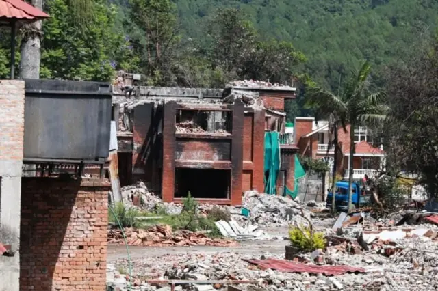 देउवा निवासमा पूर्वप्रधानमन्त्री देउवाका छोरालाई बयानका लागि बोलाइएको सूचना टाँसिएको थियो