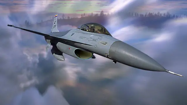 Chiến đấu cơ F-16 Fighting Falcon của Không quân Hoa Kỳ bay trên mây vào những năm 1970 Chiến đấu cơ F-16 Fighting Falcon của Không quân Hoa Kỳ bay trên mây vào những năm 1970