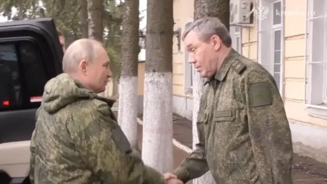 ولادیمیر پوتین در حال بازدید از منطقه کورسک با یونیفورم نظامی 