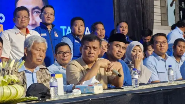 Ahmad Luthfi (tengah) di Posko Pemenangan di Semarang, Rabu (27/11) malam.