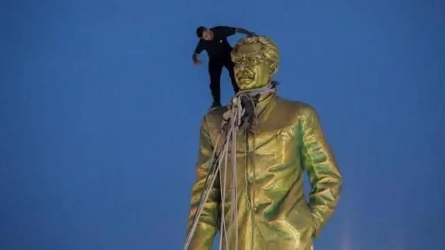 পাঁচই অগাস্ট বাংলাদেশের প্রতিষ্ঠাতা রাষ্ট্রপতি শেখ মুজিবুর রহমানের ভাস্কর্য ভাঙার দৃশ্য