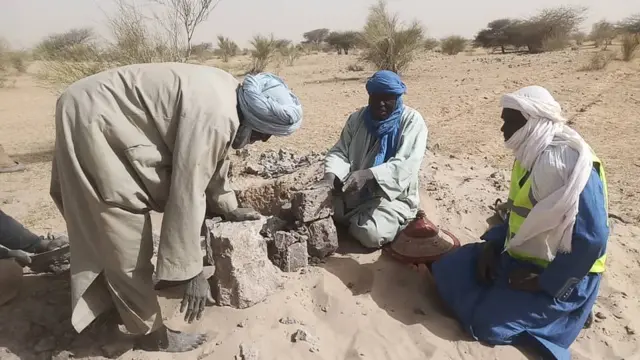 Maouloune Baigna Badou, en turban bleu, au milieu, entouré de ses collaborateurs sur un site d'extraction du calcaire Alhor.