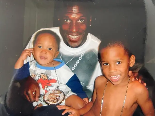 کوین پیش از آنکه پسرانش کایل (چپ) و تایریس (راست) فوتبالیست شوند، مربی آنها بود