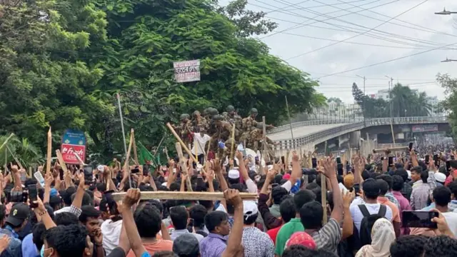 আওয়ামী লীগ সরকারের পতনের খবরে ঢাকার রাজপথে আন্দোলনকারীদের উচ্ছ্বাস