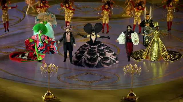 Церемония началась с театрализованного действа, главным мотивом которого была классическая итальянская опера